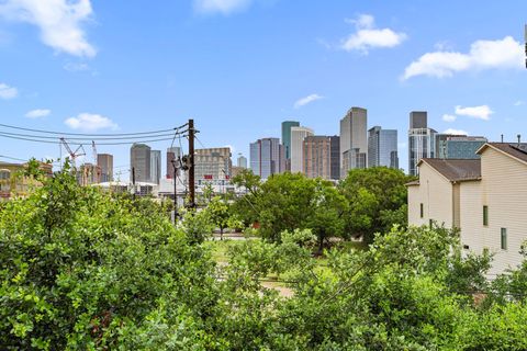 Photo of 1119 Saint Charles Street, Houston, TX 77003 (MLS # 81439690)