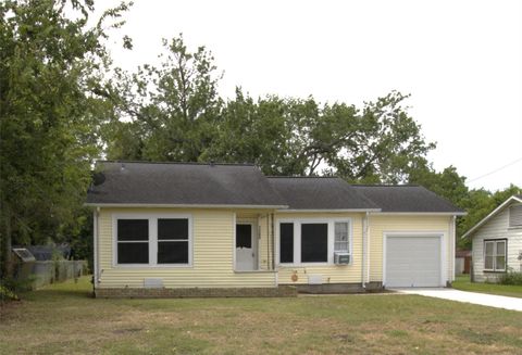 Photo of 1109 Manor Drive, Victoria, TX 77901 (MLS # 27832698)