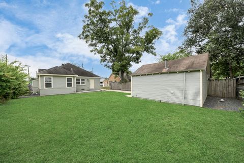 Tiny photo for 609 Reid Street, Houston, TX 77022 (MLS # 73661890)