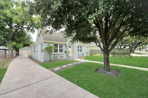 Tiny photo for 609 Reid Street, Houston, TX 77022 (MLS # 73661890)