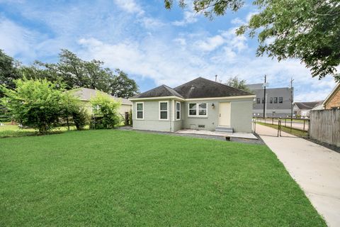 Tiny photo for 609 Reid Street, Houston, TX 77022 (MLS # 73661890)