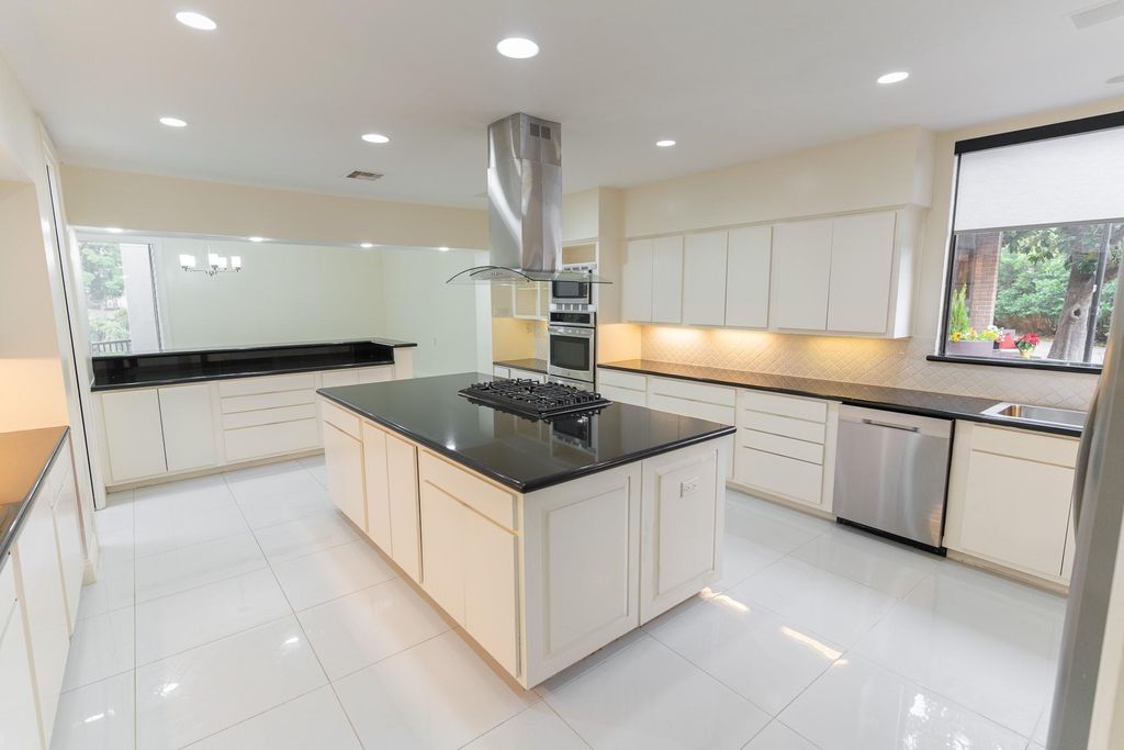 Photo of 8800 Woodway Drive #10, Houston, TX 77063 (MLS # 15162904)