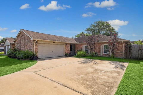 Homes For Sale - 2427 Heritage Bend Drive<br/> Harris County, Webster, TX 77598