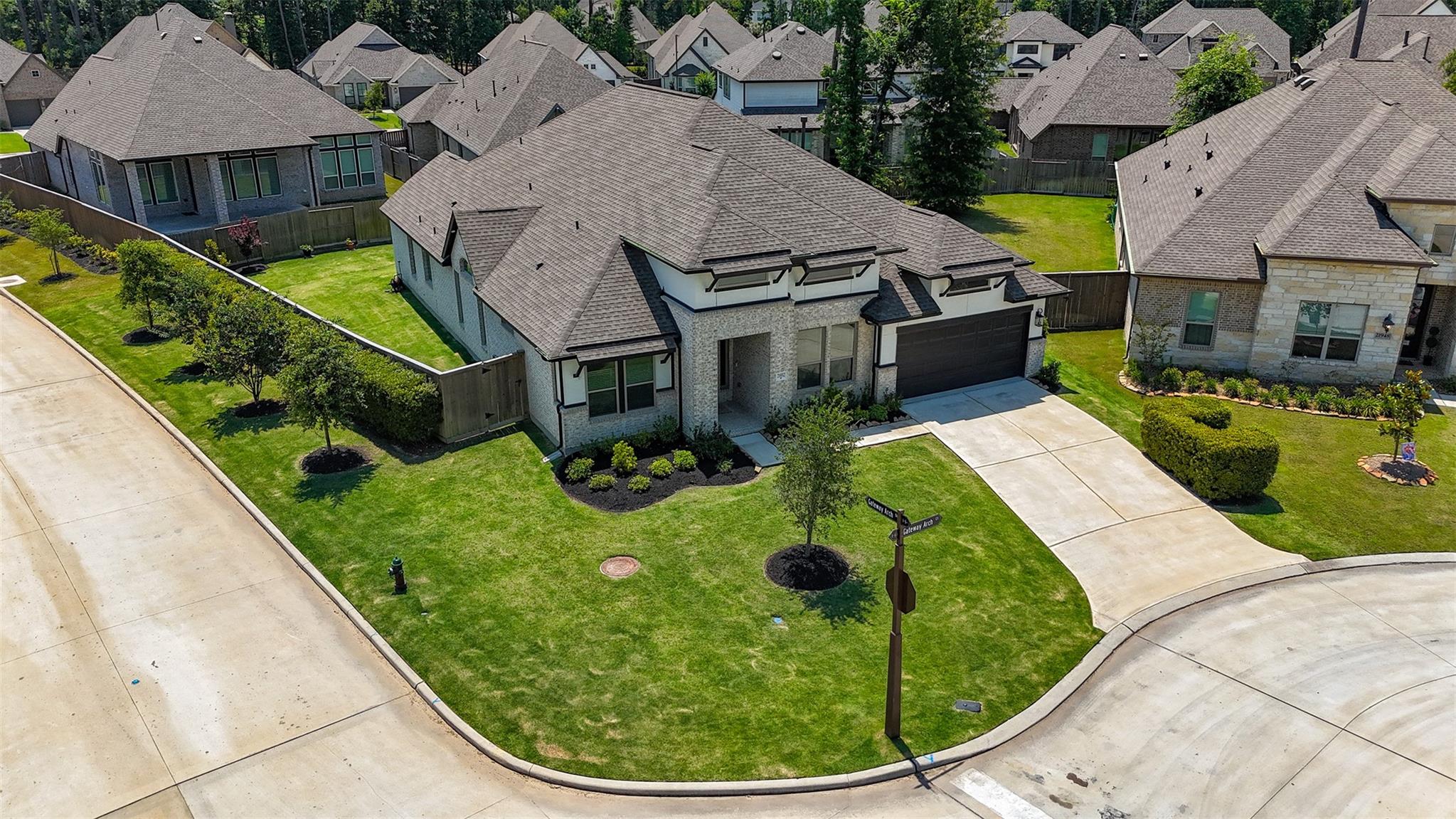 21952 Gateway Arch Drive