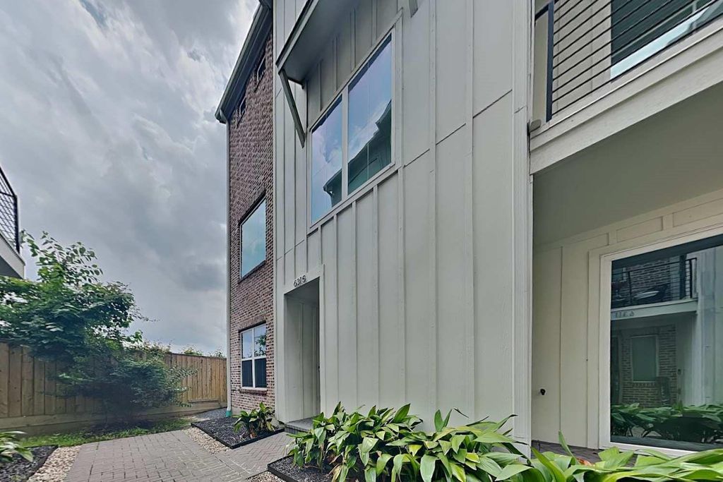 Photo of 6315 Paddington Bend Drive, Houston, TX 77008 (MLS # 31575875)