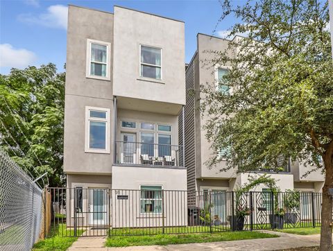 Photo of 1310 Roberts Street, Houston, TX 77003 (MLS # 83867107)