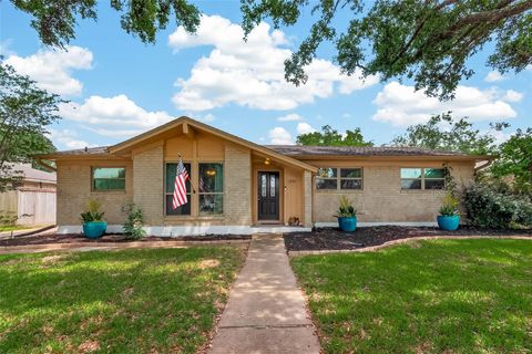 Photo of 1925 Winding Creek Drive, Pearland, TX 77581 (MLS # 23480975)