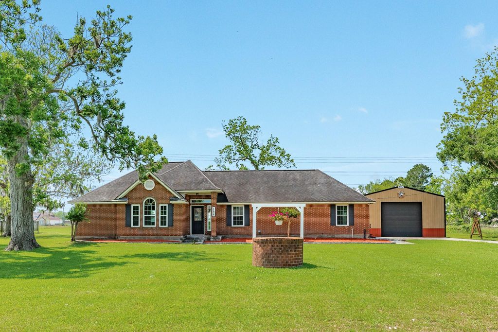 Photo of 154 Horse Shoe Trail, Angleton, TX 77515 (MLS # 80488372)