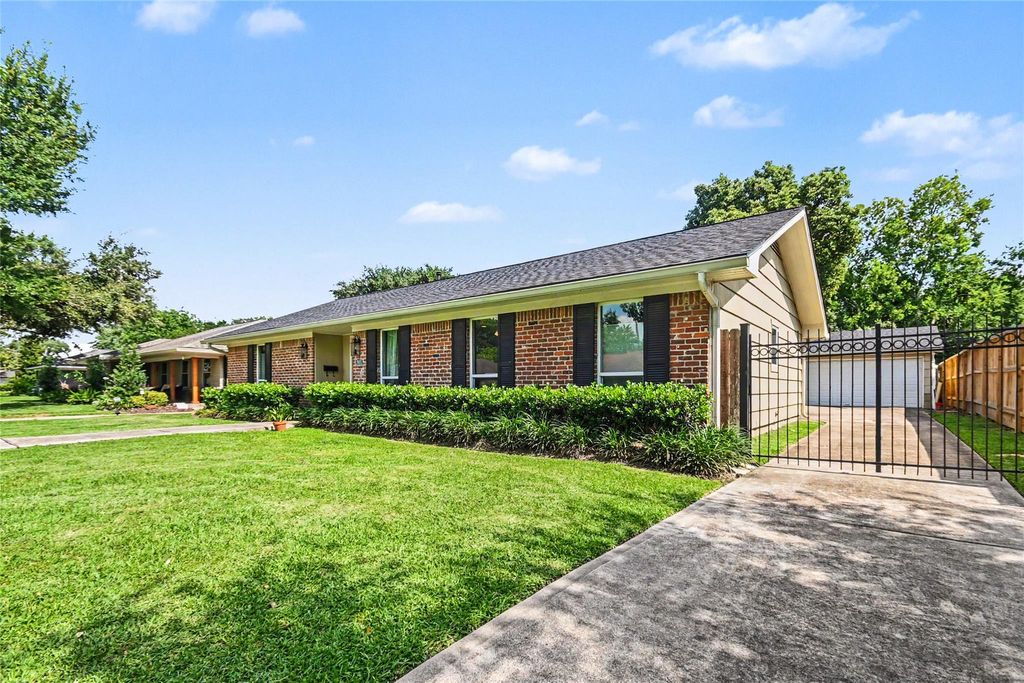 Photo of 4831 Stillbrooke Drive, Houston, TX 77035 (MLS # 4486585)
