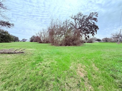 Photo of 1370 Broken Arrow Trail, Angleton, TX 77515 (MLS # 86776271)