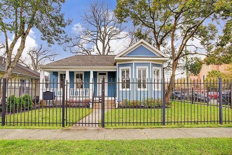 Photo of 1247 Oxford Street, Houston, TX 77008 (MLS # 36254170)