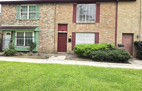 Townhouse For Sale - 1076 Willow Oaks Circle<br/> Harris County, Pasadena, TX 77506