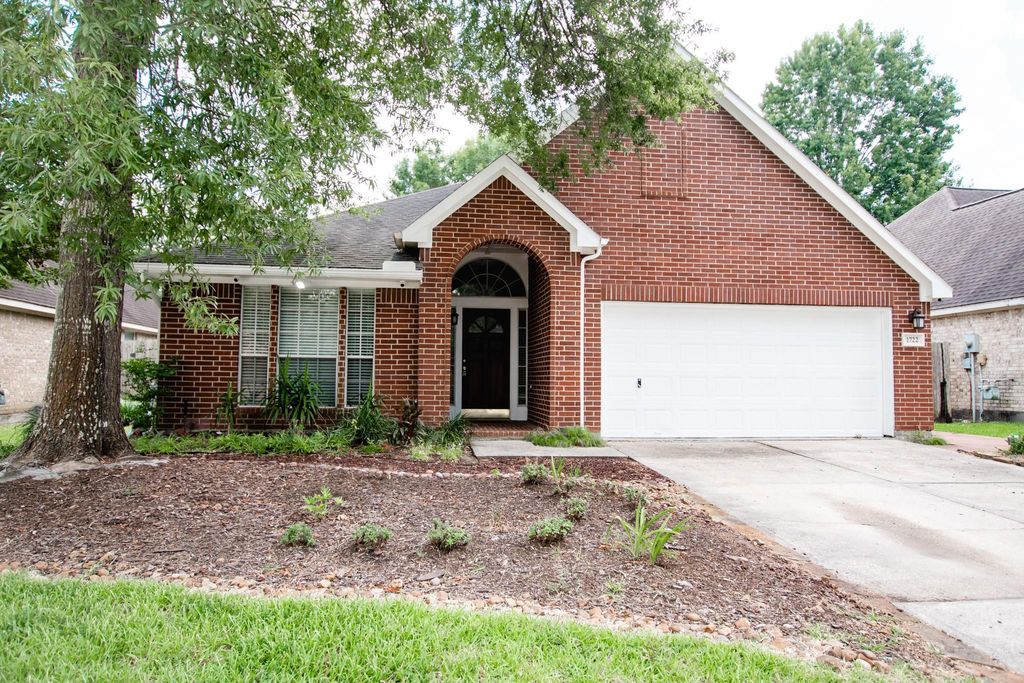 Photo of 1722 Red Oak Terrace, Houston, TX 77339 (MLS # 16928525)