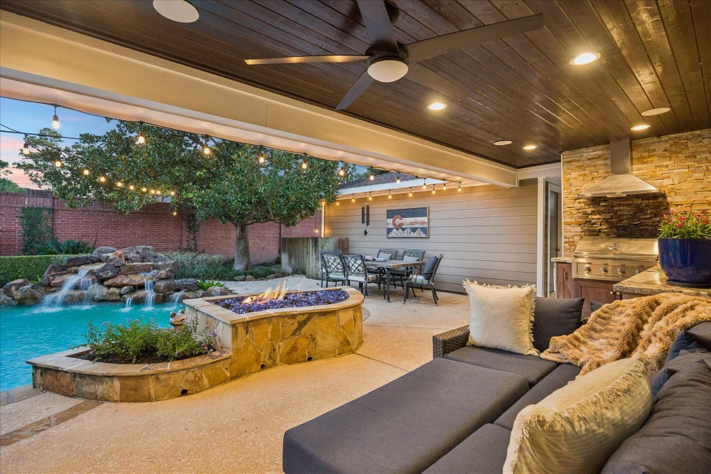 Photo of 13723 Taylorcrest Road, Houston, TX 77079 (MLS # 34729842)
