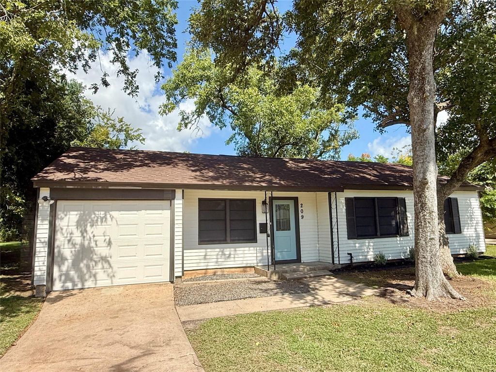 Photo of 209 Laurel Street, Lake Jackson, TX 77566 (MLS # 93729846)