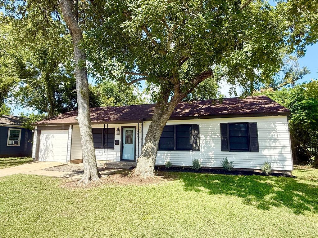 Photo of 209 Laurel Street, Lake Jackson, TX 77566 (MLS # 93729846)