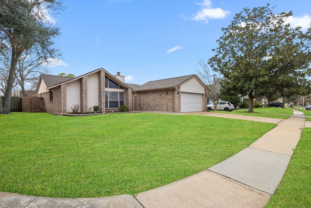 Photo of 2122 Echo Ridge, Sugar Land, TX 77478 (MLS # 66182008)