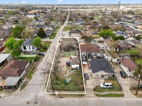 Tiny photo for 3501 Sarah Street, Houston, TX 77026 (MLS # 59047454)