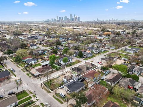 Tiny photo for 3501 Sarah Street, Houston, TX 77026 (MLS # 59047454)