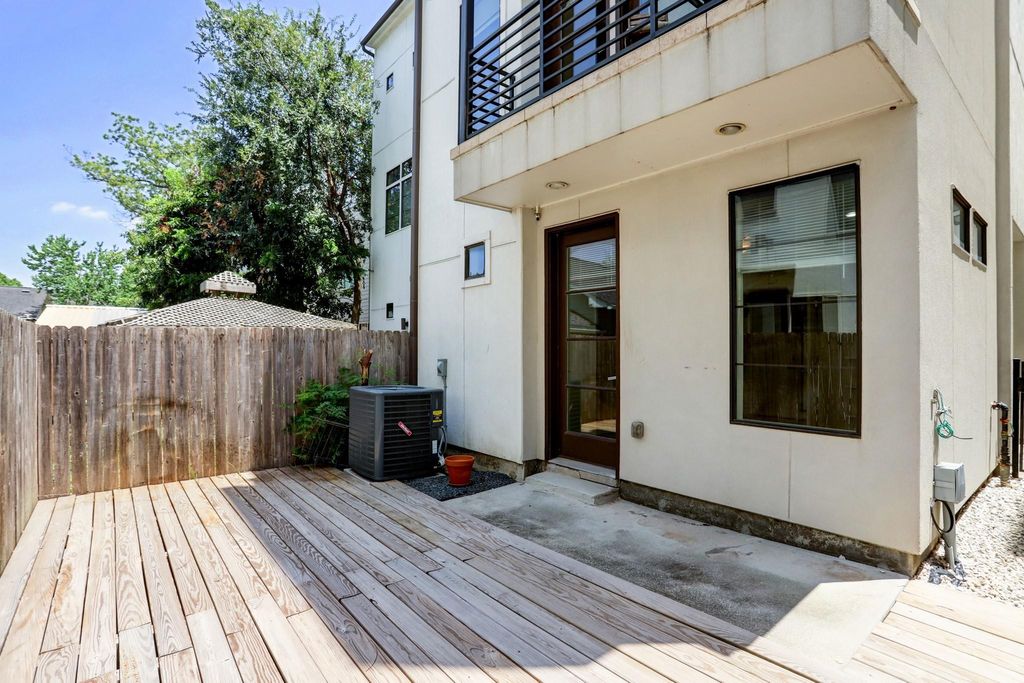 Photo of 2106 Colorado Street, Houston, TX 77007 (MLS # 95234407)