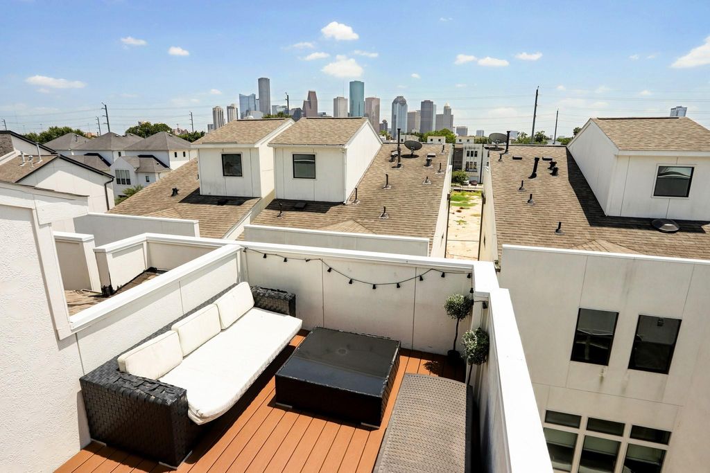 Photo of 2106 Colorado Street, Houston, TX 77007 (MLS # 95234407)