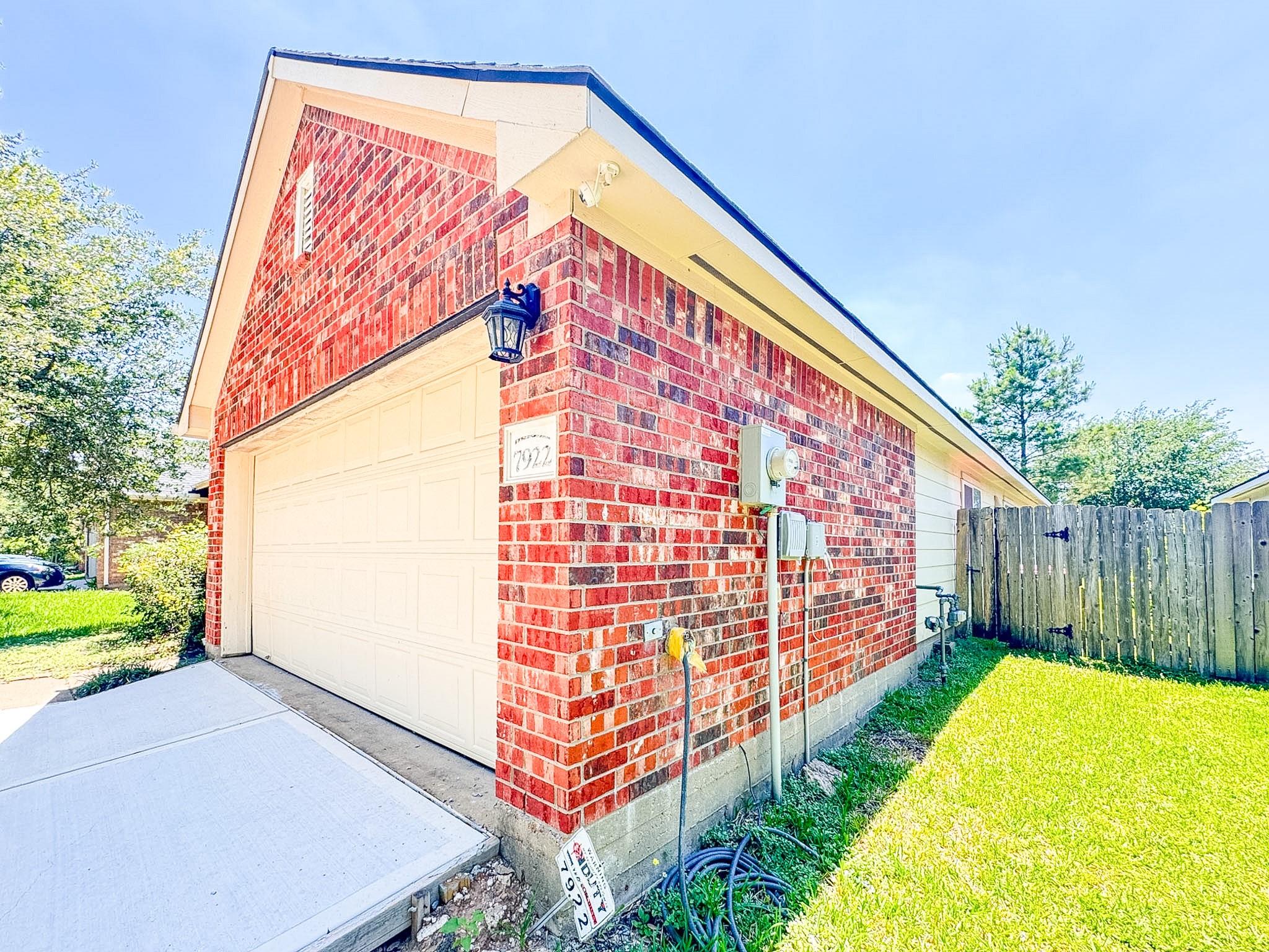7922 Thorncroft Manor Lane