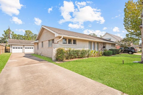 Photo of 8314 Edgemoor Drive, Houston, TX 77036 (MLS # 27087030)
