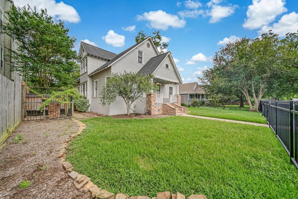 Photo of 2009 Arlington Street, Houston, TX 77008 (MLS # 88323801)