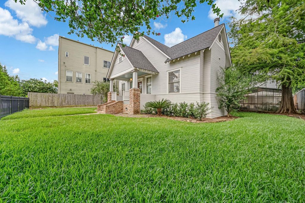 Photo of 2009 Arlington Street, Houston, TX 77008 (MLS # 88323801)