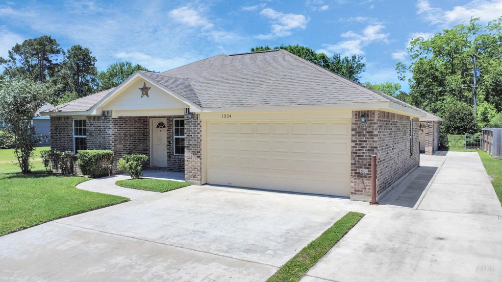 Photo of 1324 S Johnson Street, Alvin, TX 77511 (MLS # 10292970)