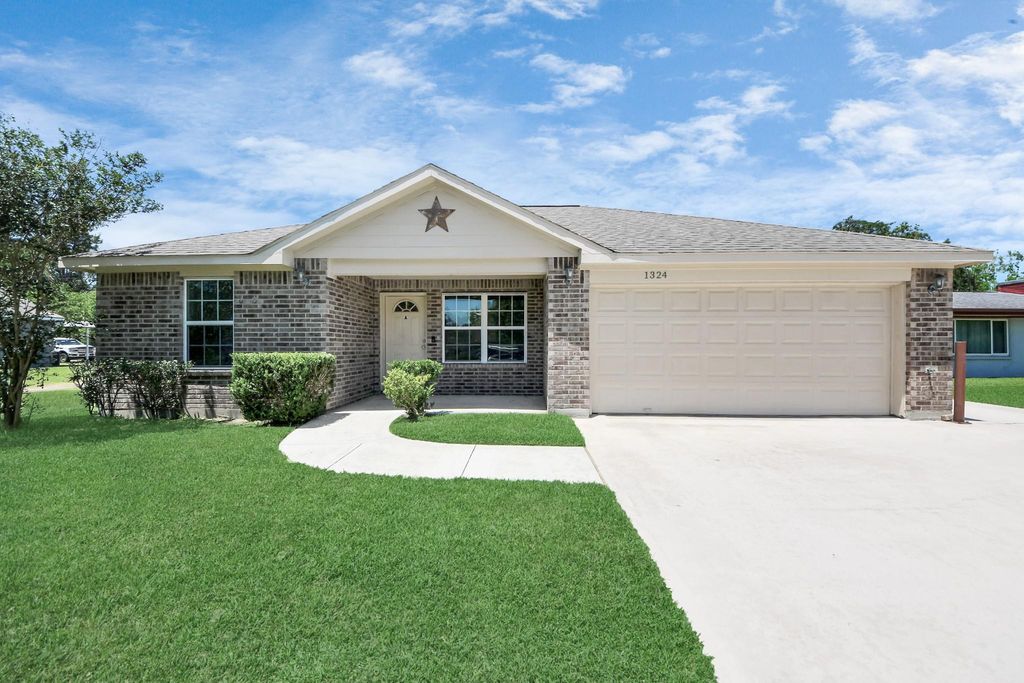 Photo of 1324 S Johnson Street, Alvin, TX 77511 (MLS # 10292970)