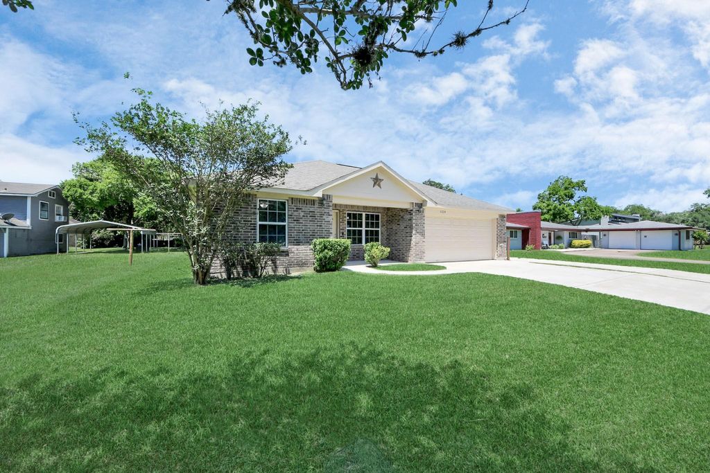 Photo of 1324 S Johnson Street, Alvin, TX 77511 (MLS # 10292970)