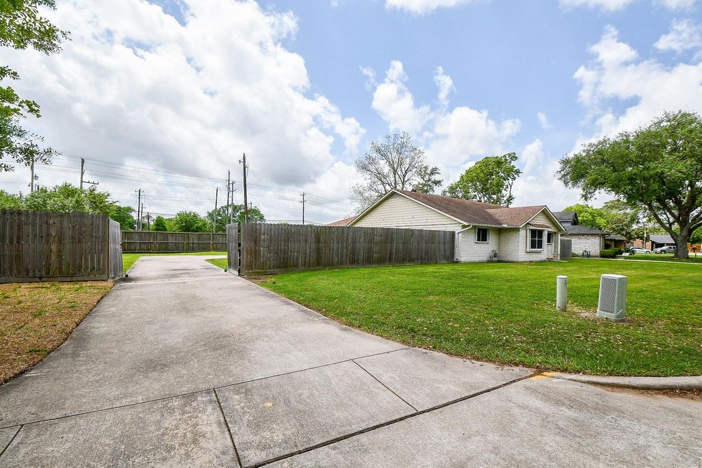 Photo of 2101 Roland Rue Street, Pearland, TX 77581 (MLS # 10483982)