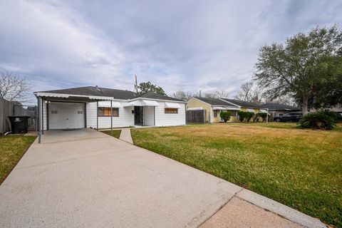 Photo of 4905 Paradise Lane, Houston, TX 77048 (MLS # 20387873)