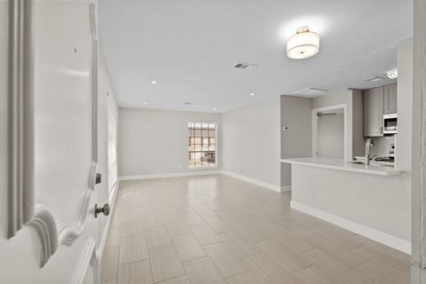 Photo of 2201 Fountain View Drive #4, Houston, TX 77057 (MLS # 53018059)