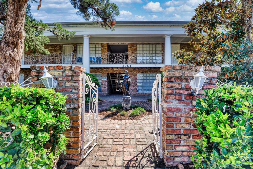 Photo of 2201 Fountain View Drive #J 15, Houston, TX 77057 (MLS # 4806762)