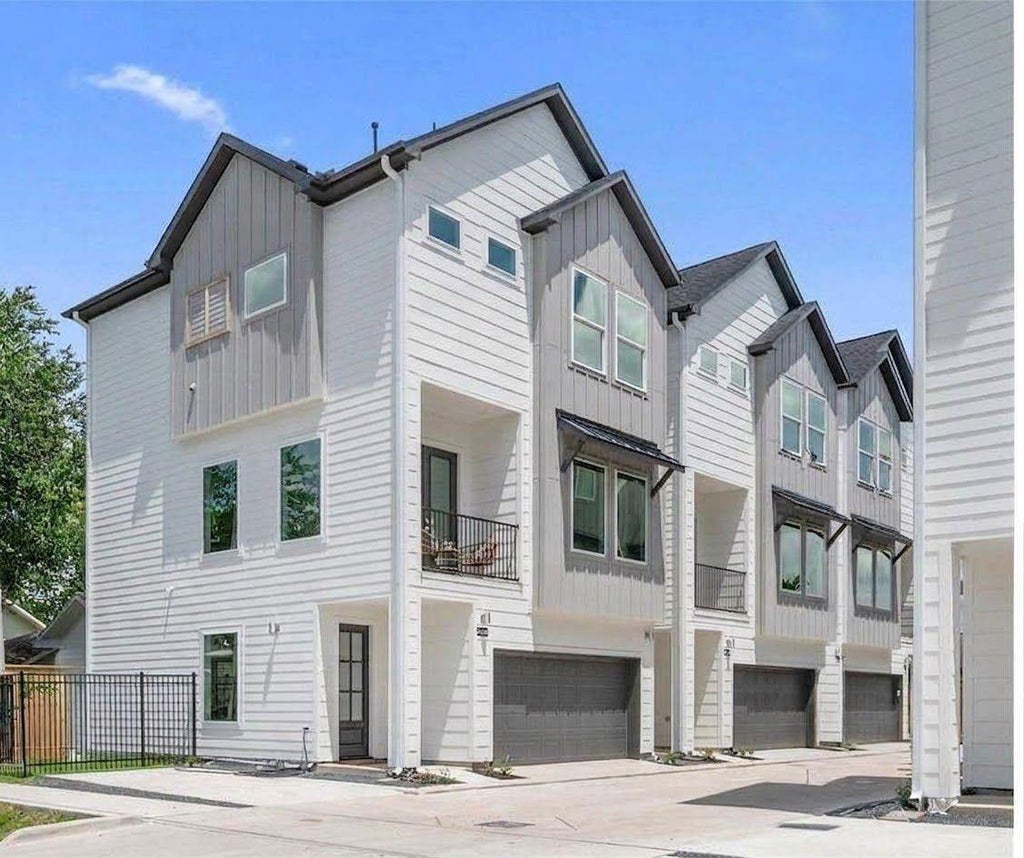 Photo of 902 Kern St ST #A, Houston, TX 77009 (MLS # 27020448)