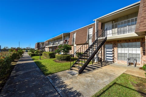 Apartment For Rent - 5252 Twin City Highway #371<br/> Groves, TX 77619
