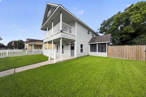 Homes For Sale - 1086 S Hood Street<br/> Alvin, TX 77511