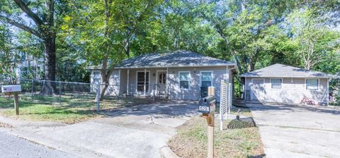 Photo of 1520 Avenue N, Huntsville, TX 77340 (MLS # 56835476)