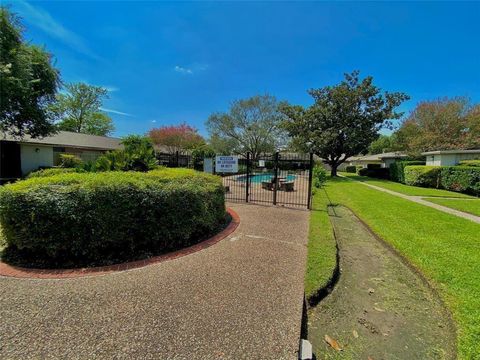 Photo of 1529 Wirt Road #30, Houston, TX 77055 (MLS # 27326131)