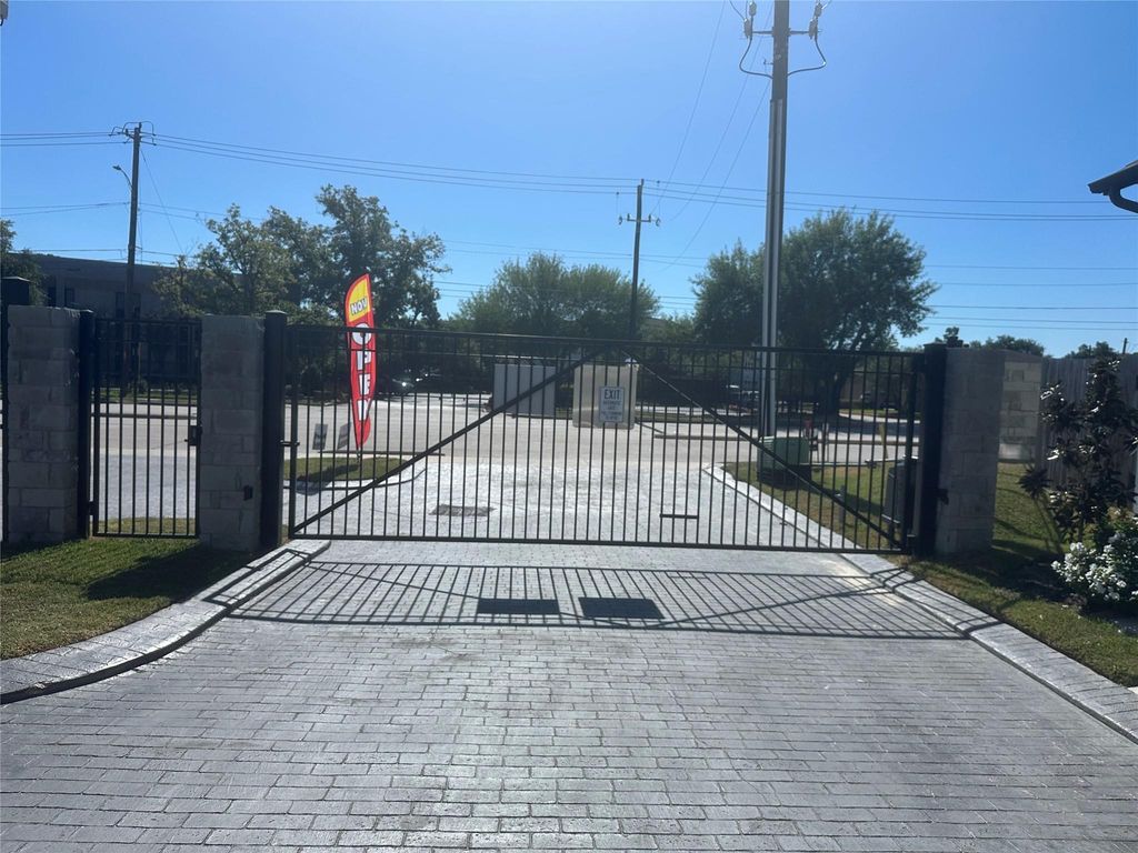 Photo of 1611 Regents Court, Houston, TX 77055 (MLS # 27952887)