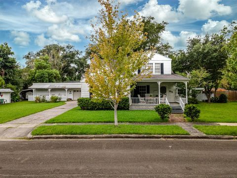 Photo of 915 Leavins Street, Baytown, TX 77520 (MLS # 70907651)