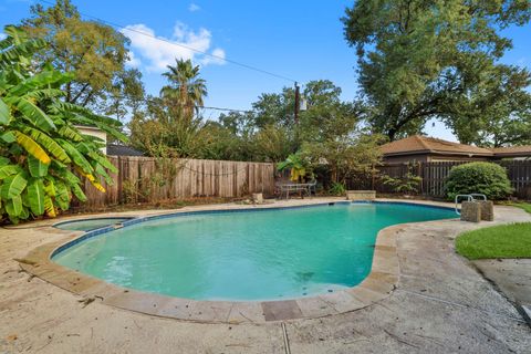 Photo of 5206 Lodge Creek Dr Drive, Houston, TX 77066 (MLS # 26760088)