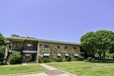 Photo of 138 Sandpiper Circle Cir, Palacios, TX 77465 (MLS # 36845336) Photo of 138 Sandpiper Circle Cir, Palacios, TX 77465 (MLS # 36845336)