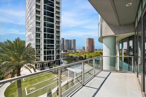 Condo For Sale - 1600 Post Oak Boulevard #1006<br/> Houston, TX 77056