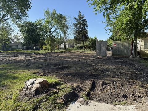 Photo of 1616 Red Bluff Court, Pasadena, TX 77506 (MLS # 69051224)