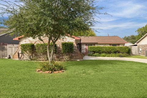Photo of 2310 Francis Drive, Pearland, TX 77581 (MLS # 95866845)