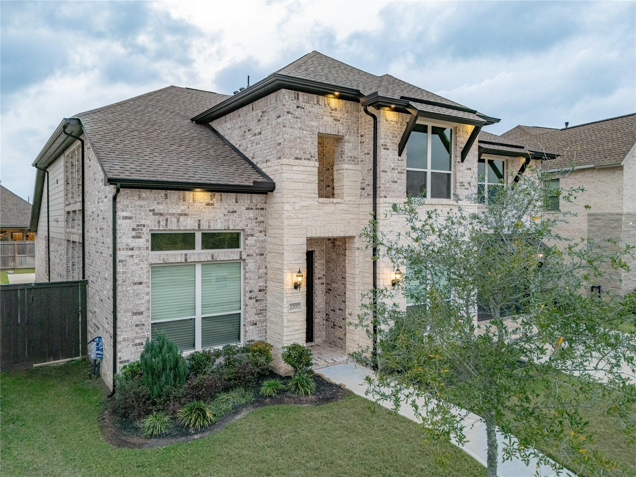 2207 Falling Fig Lane