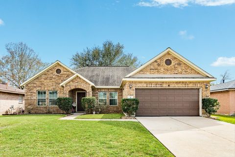 Photo of 4 Lobo Ct, Angleton, TX 77515 (MLS # 75853503)